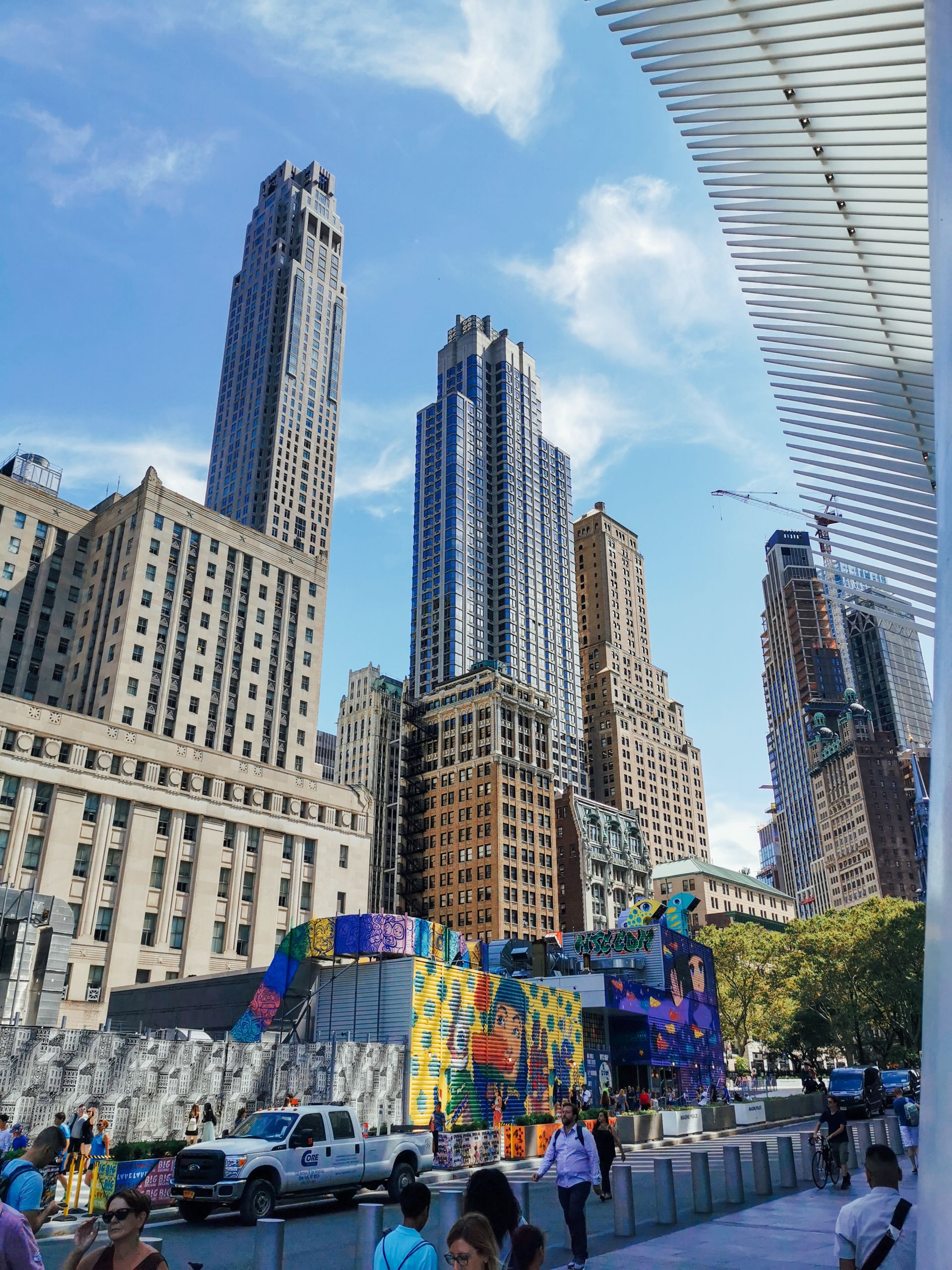 Veduta urbana di Lower Manhattan con grattacieli e traffico cittadino.